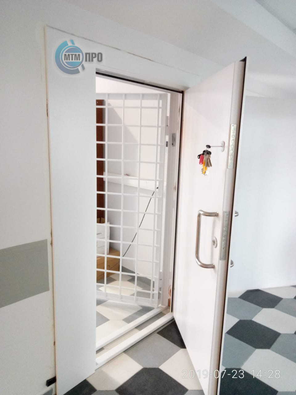 Дверь стальная серии «ФАРМА+» в комплекте с дверью решетчатой серии «ФАРМА»